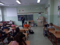policjant prowadzi zajęcia w klasie z uczniami