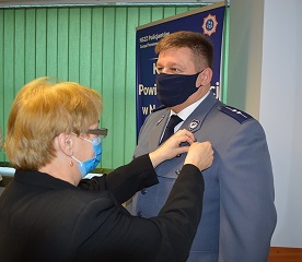 policjant odznaczony medalem