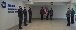 policjanci podczas ślubowania stoją przy sztandarze