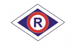 Litera niebieska R na białym tle w czerwonym okręgu w logo ruchu drogowego