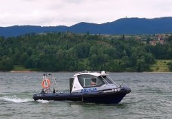 policyjna łódź  płynie po jeziorze