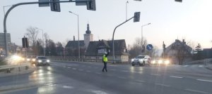 policjant kieruje ruchem na skrzyżowaniu