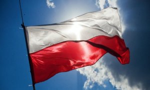flaga Polski powiewa na wietrze