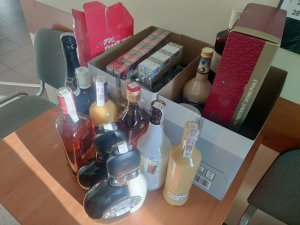 zabezpieczony alkohol w pudełku na stole