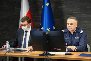 wojewoda małopolski siedzi przy stole obok komendanta wojewódzkiego policji