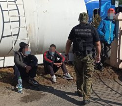 Trzech mężczyzn obcokrajowców i strażnik graniczny