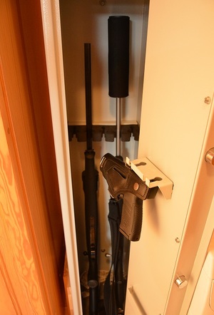 broń leży w szafie