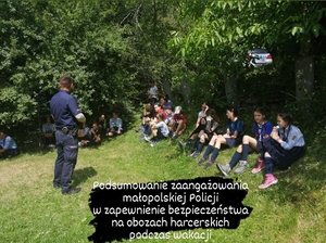 policjant rozmawia z młodzieżą