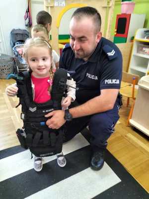 policjant w mundurze z dziewczynką