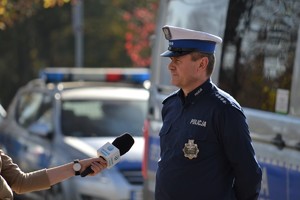Policjant ruchu drogowego udziela wywiadu reporterce ze stacji Polsat news