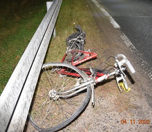 uszkodzony rower leży na poboczu