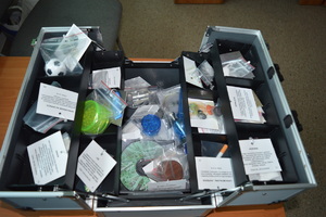 walizka zawierająca atrapy środków odurzających