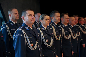 policjanci w galowych mundurach stoją w szeregu