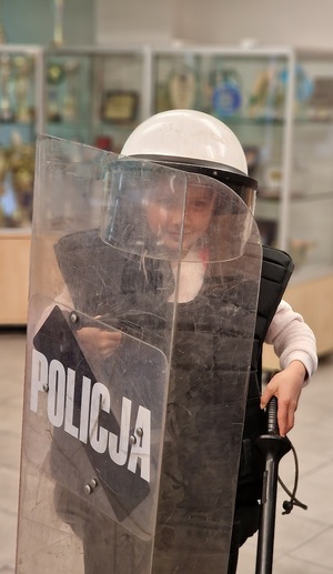 dziewczynka w policyjnym stroju