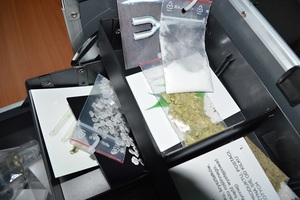 atrapy narkotyków i przedmioty do przechowywania narkotyków