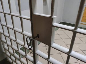 klucz w drzwiach do pomieszczenia dla osób zatrzymanych