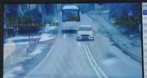 volkswagen wyprzedza autobus na przejściu dla pieszych