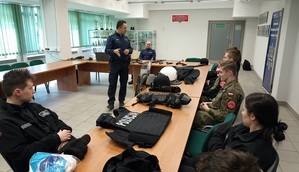 policjant prezentuje wyposażenie do służby uczniom