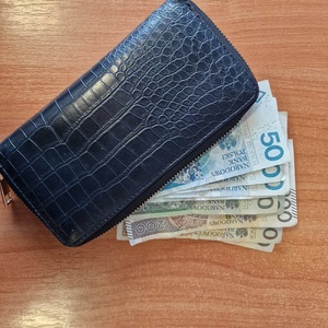 czarny portfel z pieniędzmi - banknotami