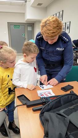 policjantka obija palce dzieciom