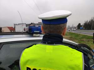 policjant ruchu drogowego przygląda się kierowcom na drodze