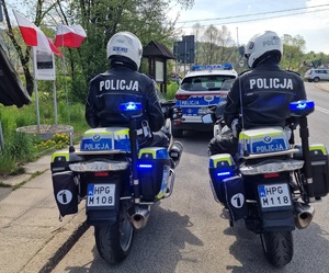 policjanci na motocyklach w tle flaga polski i radiowóz