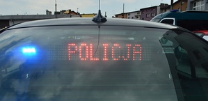 czerwony napis policja na tylnej szybie radiowozu