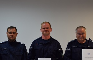 trzech policjantów w mundurach którzy wygrali eliminacje