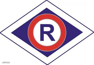 litera R granatowa na białym tle w czerwonym okręgu