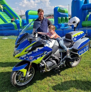 chłopiec siedzi na motocyklu policyjnym