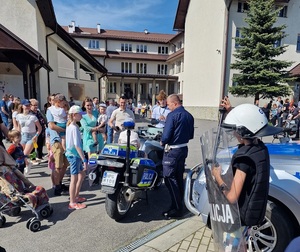 policjant prezentuje motocykl służbowy