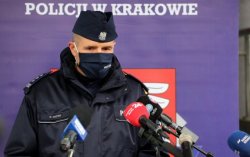 Komendant Wojewódzki Policji w Krakowie mówi do mikrofonu