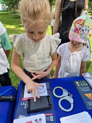 dziewczynka odbija swoje paluszki