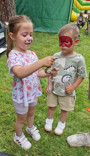 dzieci trzymają kajdanki