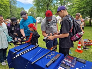 kilka osób ogląda policyjną broń
