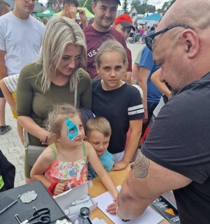 policjant pobiera odbitki dłoni od dzieci