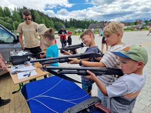 chłopcy mierzą z broni