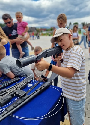 chłopiec mierzy z broni