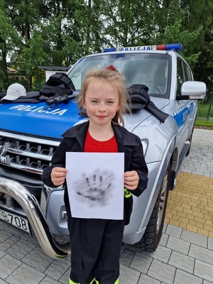 dziewczynka przed radiowozem