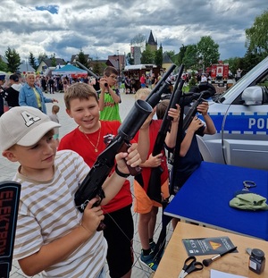 chłopcy mierzą z broni