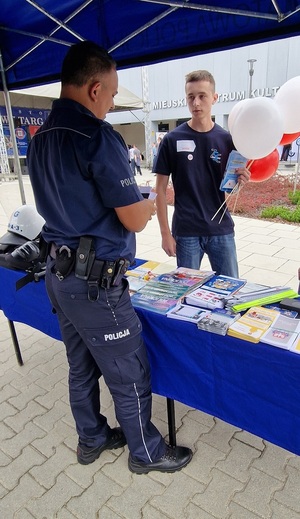 policjant rozmawia z mężczyzną