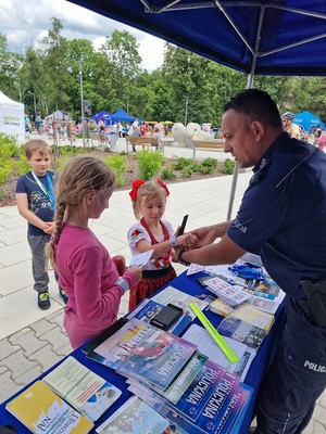 policjant zakłada odblask dziewczynce