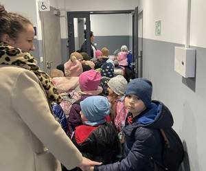 Dzieci idące korytarzem posterunku