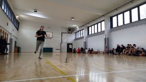Chlopak biegnacy przez sale gimnastyczna