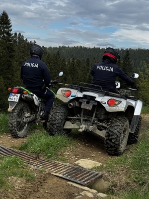 dwóch policjantów siedzących na quadzie i motocyklu