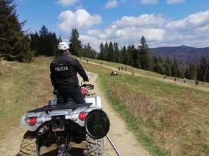 Policjant jadacy na quadzie