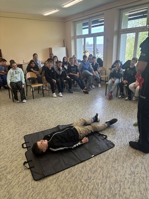 Chłopczyk leżący na plecach