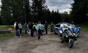 Dwa motocykle słuzbowe w tle dzieci