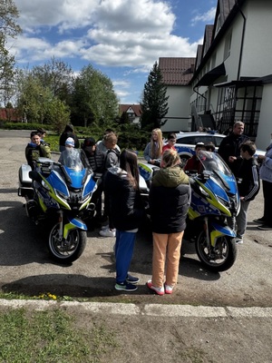 Dzieci stojące obok motocykli słuzbowych