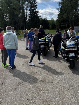 Dziecia stojące obok motocykli słuzbowych
